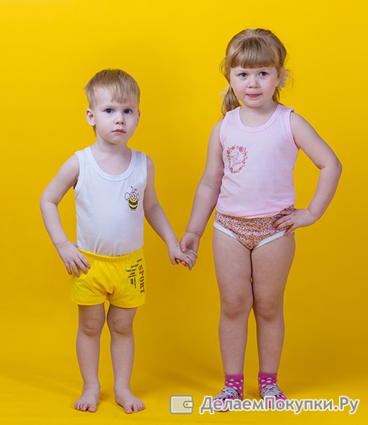 Снял маму. Мальчики девочкам снимают одежду. Девочка одевается. Мальчик несет девочку. Трусы для девочки.