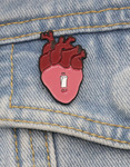 Металлический значок "СердцеВыключатель"